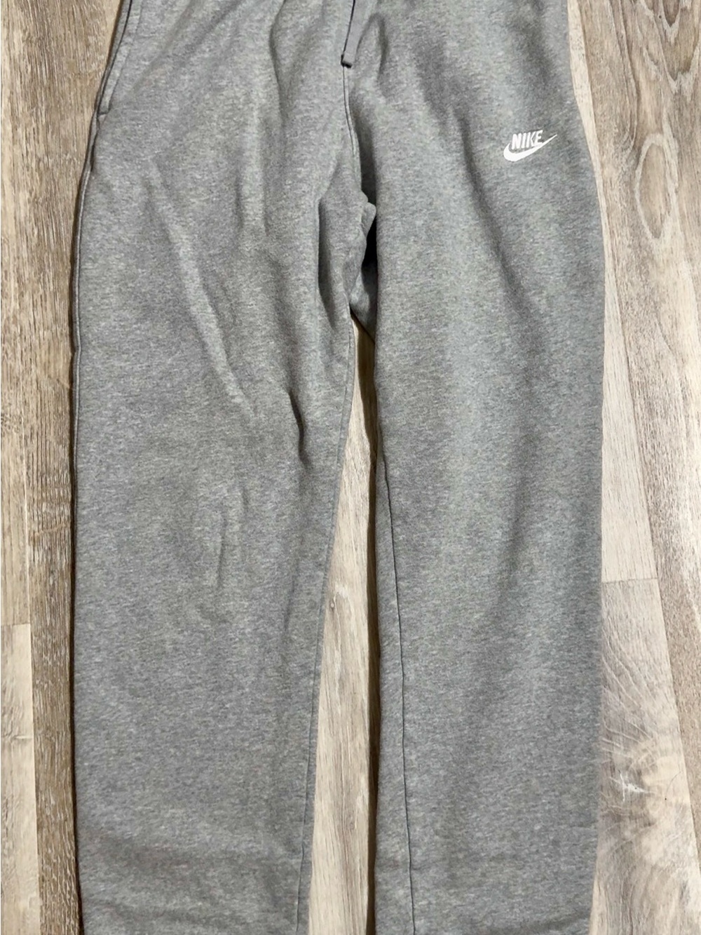 Nike Men’s Gray Jogger Sweatpants w/White Swoosh. Size Large. Heather Gray color